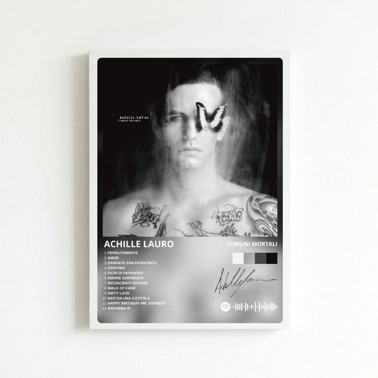 Achille Lauro - Comuni Mortali Poster with Frame - Vibes DistrictAchille Lauro - Comuni Mortali Poster with Frame poster BiancoVibes District