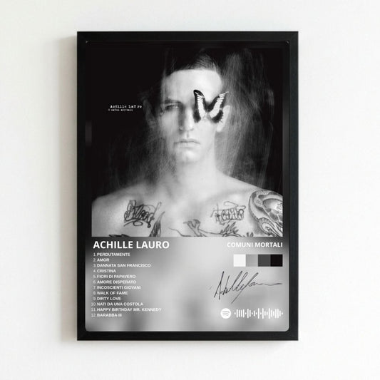 Achille Lauro - Comuni Mortali Poster with Frame - Vibes DistrictAchille Lauro - Comuni Mortali Poster with Frame poster NeroVibes District