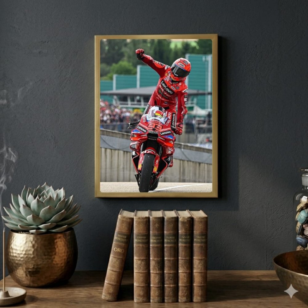 Francesco Bagnaia, moto gp - Vibes DistrictFrancesco Bagnaia, moto gp NeroVibes District