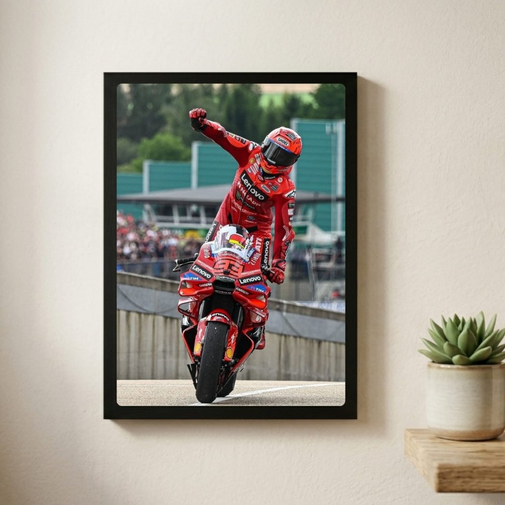 Francesco Bagnaia, moto gp - Vibes DistrictFrancesco Bagnaia, moto gp NeroVibes District
