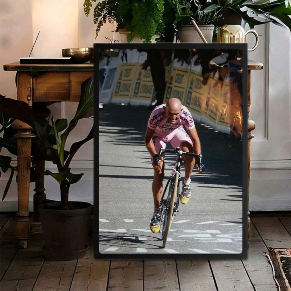 Marco Pantani - ciclismo - Vibes DistrictMarco Pantani - ciclismo poster NeroVibes District