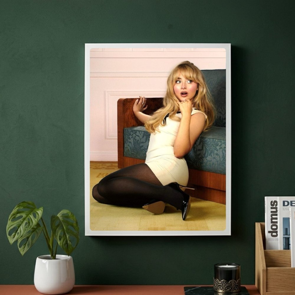 Sabrina Carpenter Poster with Frame - Vibes DistrictSabrina Carpenter Poster with Frame poster BiancoVibes District
