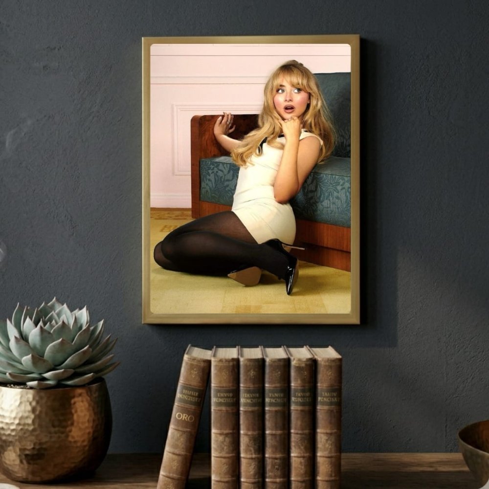 Sabrina Carpenter Poster with Frame - Vibes DistrictSabrina Carpenter Poster with Frame poster BiancoVibes District