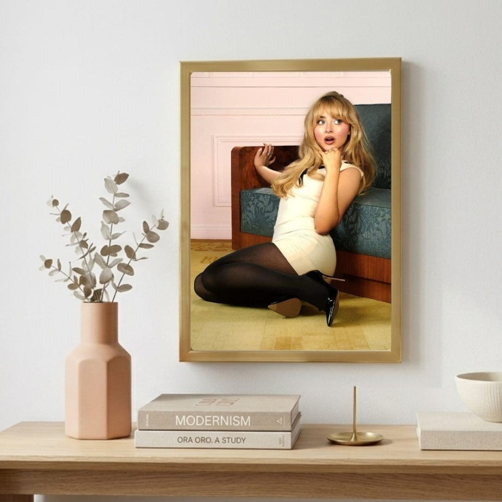 Sabrina Carpenter Poster with Frame - Vibes DistrictSabrina Carpenter Poster with Frame poster BiancoVibes District