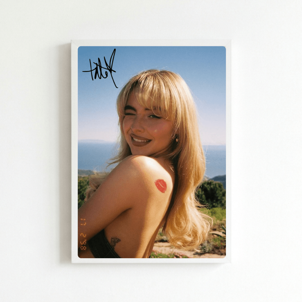 Sabrina Carpenter Poster with Frame - Vibes DistrictSabrina Carpenter Poster with Frame poster BiancoVibes District