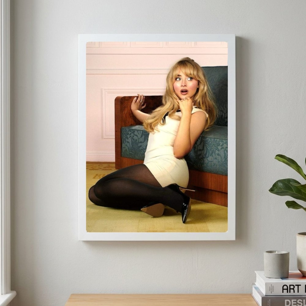 Sabrina Carpenter Poster with Frame - Vibes DistrictSabrina Carpenter Poster with Frame poster BiancoVibes District