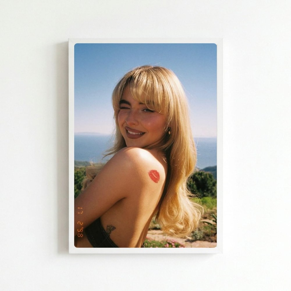 Sabrina Carpenter - Short And Sweet Poster with Frame - Vibes DistrictSabrina Carpenter - Short And Sweet Poster with Frame poster BiancoVibes District