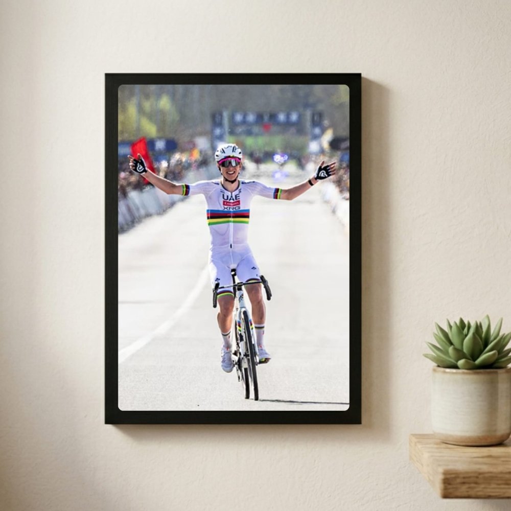Tadej Pogačar - ciclismo - Vibes DistrictTadej Pogačar - ciclismo poster GoldVibes District