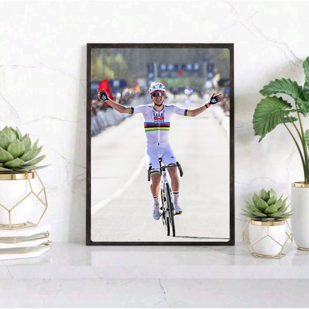 Tadej Pogačar - ciclismo - Vibes DistrictTadej Pogačar - ciclismo poster GoldVibes District